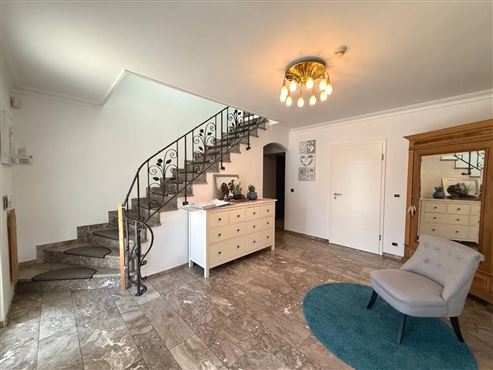 Eine Villa von besonderer Präsenz : Exklusive Architektur, großzügiges Wohnen und moderne Eleganz