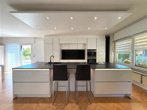 Eine Villa von besonderer Präsenz : Exklusive Architektur, großzügiges Wohnen und moderne Eleganz