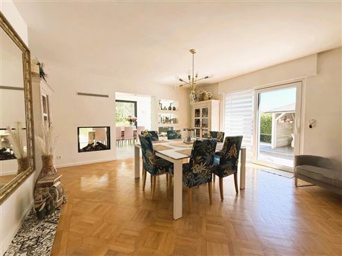 Eine Villa von besonderer Präsenz : Exklusive Architektur, großzügiges Wohnen und moderne Eleganz