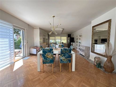 Eine Villa von besonderer Präsenz : Exklusive Architektur, großzügiges Wohnen und moderne Eleganz