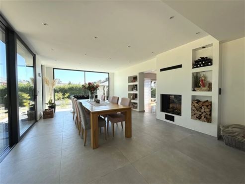 Eine Villa von besonderer Präsenz : Exklusive Architektur, großzügiges Wohnen und moderne Eleganz