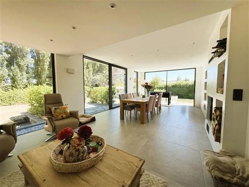 Eine Villa von besonderer Präsenz : Exklusive Architektur, großzügiges Wohnen und moderne Eleganz