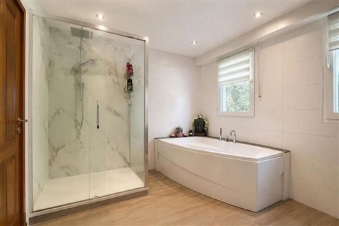 Eine Villa von besonderer Präsenz : Exklusive Architektur, großzügiges Wohnen und moderne Eleganz