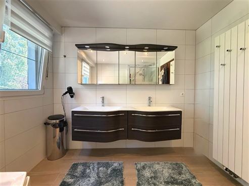 Eine Villa von besonderer Präsenz : Exklusive Architektur, großzügiges Wohnen und moderne Eleganz