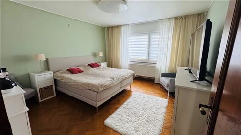Eine Villa von besonderer Präsenz : Exklusive Architektur, großzügiges Wohnen und moderne Eleganz