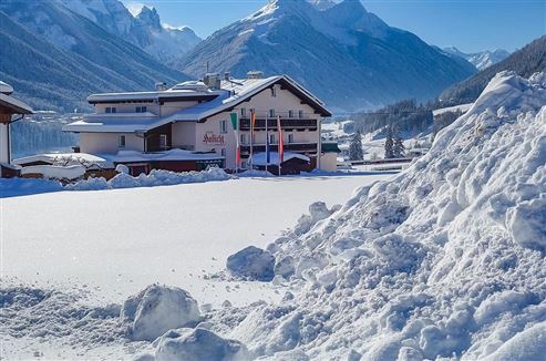 Hotelinvestment: Etabliertes Traditionshotel in den österreichischen Alpen in außergewöhnlicher Aussichtslage in Tirol