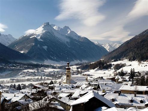 Hotelinvestment: Etabliertes Traditionshotel in den österreichischen Alpen in außergewöhnlicher Aussichtslage in Tirol