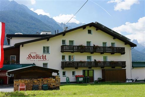 Hotelinvestment: Etabliertes Traditionshotel in den österreichischen Alpen in außergewöhnlicher Aussichtslage in Tirol