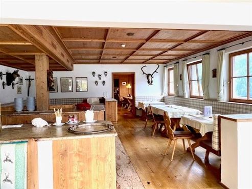 Hotelinvestment: Etabliertes Traditionshotel in den österreichischen Alpen in außergewöhnlicher Aussichtslage in Tirol