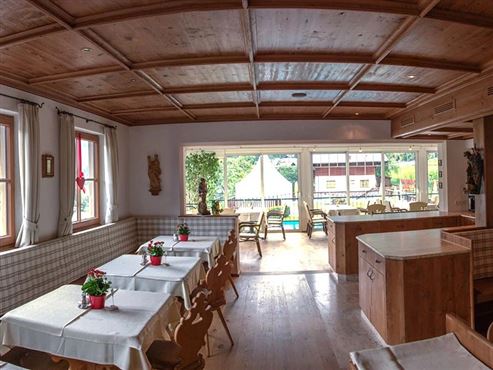 Hotelinvestment: Etabliertes Traditionshotel in den österreichischen Alpen in außergewöhnlicher Aussichtslage in Tirol