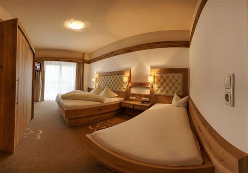 Hotelinvestment: Etabliertes Traditionshotel in den österreichischen Alpen in außergewöhnlicher Aussichtslage in Tirol