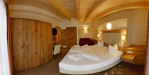 Hotelinvestment: Etabliertes Traditionshotel in den österreichischen Alpen in außergewöhnlicher Aussichtslage in Tirol
