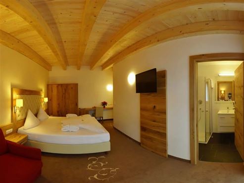 Hotelinvestment: Etabliertes Traditionshotel in den österreichischen Alpen in außergewöhnlicher Aussichtslage in Tirol