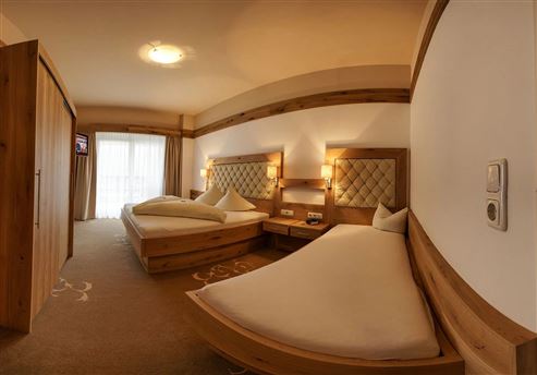 Hotelinvestment: Etabliertes Traditionshotel in den österreichischen Alpen in außergewöhnlicher Aussichtslage in Tirol