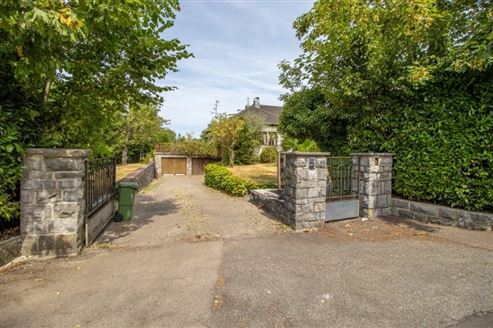 Villa mit Geschichte & Zukunft : Wunderschönes Tuchfabrikanten-Anwesen mit Entwicklungspotenzial !