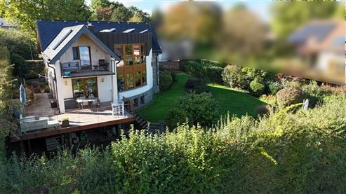 Außergewöhnliche Liebhaber-Villa mit unverwechselbarem Charakter und Wohnerlebnis, atemberaubendem Panoramablick, traumhaftem Garten mit Pool und genehmigtem Ferienstudio