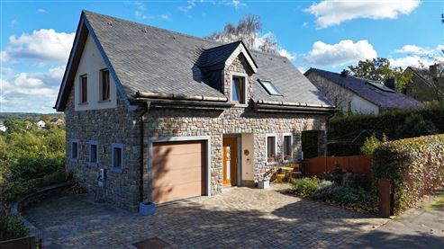 Außergewöhnliche Liebhaber-Villa mit unverwechselbarem Charakter und Wohnerlebnis, atemberaubendem Panoramablick, traumhaftem Garten mit Pool und genehmigtem Ferienstudio