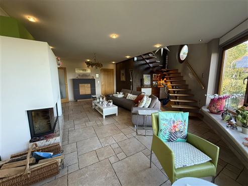 Außergewöhnliche Liebhaber-Villa mit unverwechselbarem Charakter und Wohnerlebnis, atemberaubendem Panoramablick, traumhaftem Garten mit Pool und genehmigtem Ferienstudio