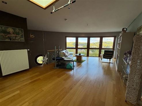 Außergewöhnliche Liebhaber-Villa mit unverwechselbarem Charakter und Wohnerlebnis, atemberaubendem Panoramablick, traumhaftem Garten mit Pool und genehmigtem Ferienstudio