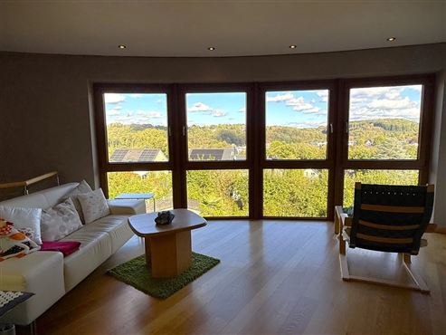 Außergewöhnliche Liebhaber-Villa mit unverwechselbarem Charakter und Wohnerlebnis, atemberaubendem Panoramablick, traumhaftem Garten mit Pool und genehmigtem Ferienstudio