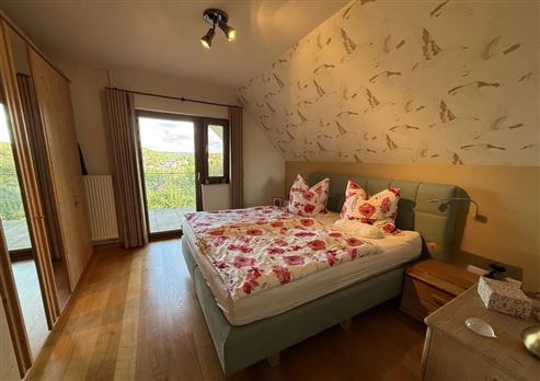 Außergewöhnliche Liebhaber-Villa mit unverwechselbarem Charakter und Wohnerlebnis, atemberaubendem Panoramablick, traumhaftem Garten mit Pool und genehmigtem Ferienstudio