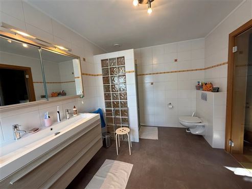 Außergewöhnliche Liebhaber-Villa mit unverwechselbarem Charakter und Wohnerlebnis, atemberaubendem Panoramablick, traumhaftem Garten mit Pool und genehmigtem Ferienstudio