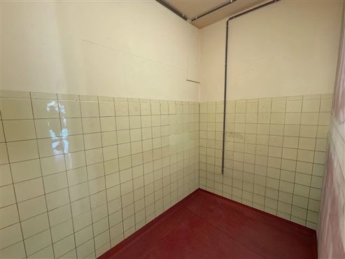Großes Potenzial für Investoren und Eigennutzer in erstklassiger Zentrumslage :  Wohn- und Geschäftshaus mit Gewerbefläche im Erdgeschoss und renovierungsbedürftige Duplex-Wohnung