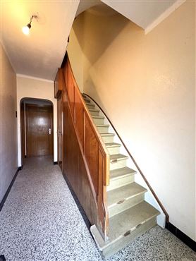 Solides renovierungsbedürftiges Reihenhaus mit großzügigem und lichtdurchflutetem Raumangebot, ausbaubarem Dachgeschoss und Garten – viel Potenzial für ein individuelles Zuhause