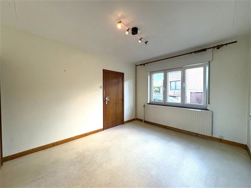 Solides renovierungsbedürftiges Reihenhaus mit großzügigem und lichtdurchflutetem Raumangebot, ausbaubarem Dachgeschoss und Garten – viel Potenzial für ein individuelles Zuhause