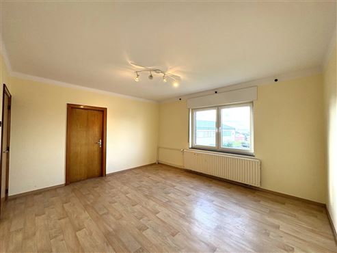 Solides renovierungsbedürftiges Reihenhaus mit großzügigem und lichtdurchflutetem Raumangebot, ausbaubarem Dachgeschoss und Garten – viel Potenzial für ein individuelles Zuhause