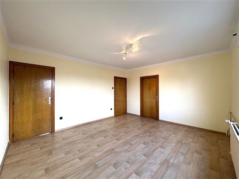 Solides renovierungsbedürftiges Reihenhaus mit großzügigem und lichtdurchflutetem Raumangebot, ausbaubarem Dachgeschoss und Garten – viel Potenzial für ein individuelles Zuhause