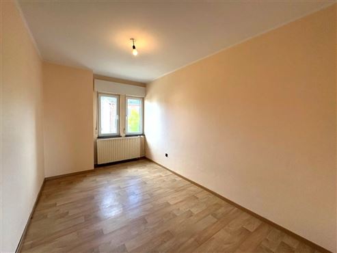 Solides renovierungsbedürftiges Reihenhaus mit großzügigem und lichtdurchflutetem Raumangebot, ausbaubarem Dachgeschoss und Garten – viel Potenzial für ein individuelles Zuhause