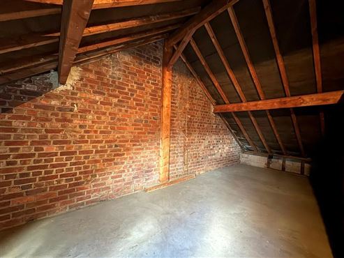 Solides renovierungsbedürftiges Reihenhaus mit großzügigem und lichtdurchflutetem Raumangebot, ausbaubarem Dachgeschoss und Garten – viel Potenzial für ein individuelles Zuhause