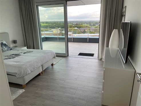 Gleichermaßen einzigartiges und luxuriöses Penthouse mit traumhafter Terrasse und atemberaubendem Ausblick  in bester verkehrstechnischer Lage ( B-NL-D)